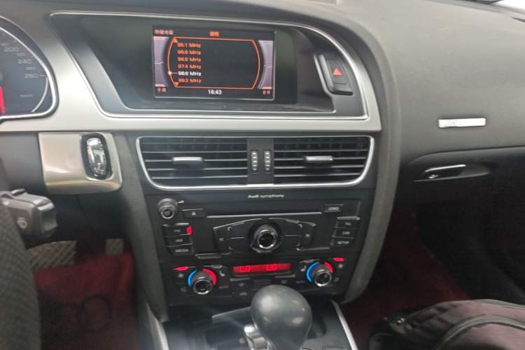Used Audi A5 2009 2.0TFSI coupe Audio And AC Panel