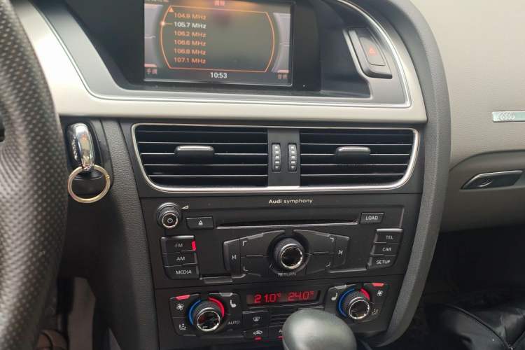 Used Audi A5 2009 2.0TFSI coupe Audio And AC Panel