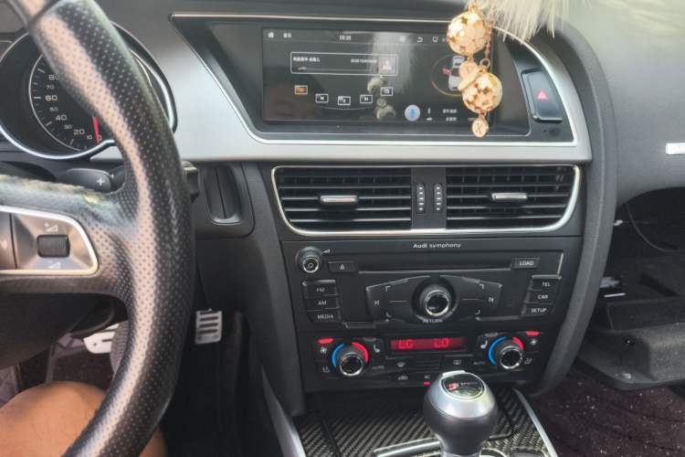 Used Audi A5 2009 2.0TFSI coupe Audio And AC Panel