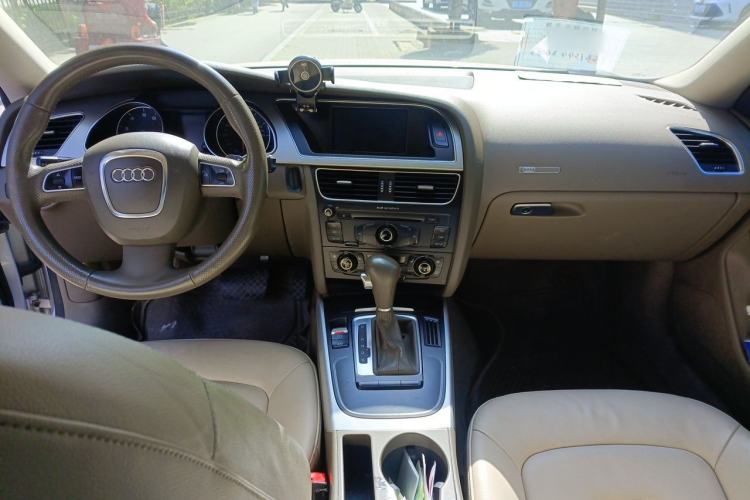 Used Audi A5 2009 2.0TFSI coupe Center Console