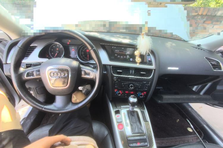Used Audi A5 2009 2.0TFSI coupe Center Console