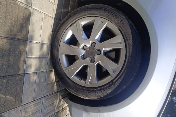 Used Audi A5 2009 2.0TFSI coupe Right Front Wheel Hub
