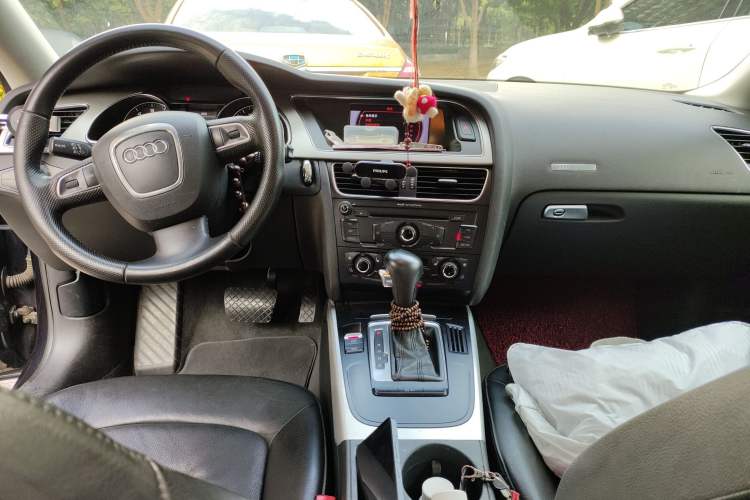Used Audi A5 2010 2.0TFSI Sportback Comfort Model Center Console