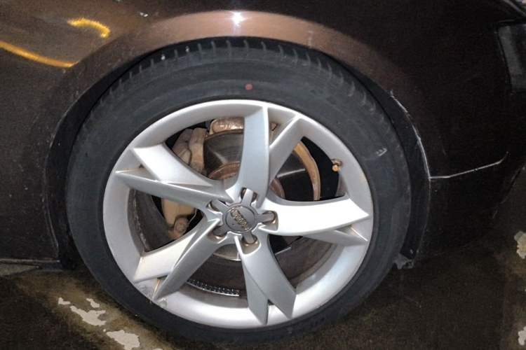 Used Audi A5 2010 2.0TFSI Coupe Right Front Wheel Hub