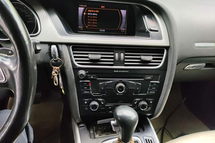 Used Audi A5 2010 2.0TFSI Coupe Audio And AC Panel