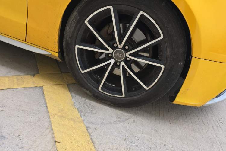 Used Audi A5 2010 2.0TFSI Coupe Right Front Wheel Hub