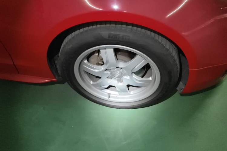 Used Audi A5 2010 2.0TFSI Cabriolet Right Front Wheel Hub