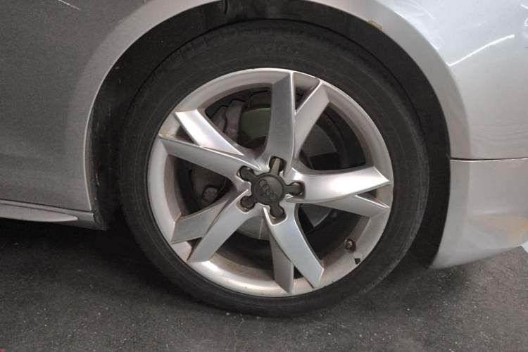 Used Audi A5 2010 2.0TFSI Sportback Comfort Model Right Front Wheel Hub