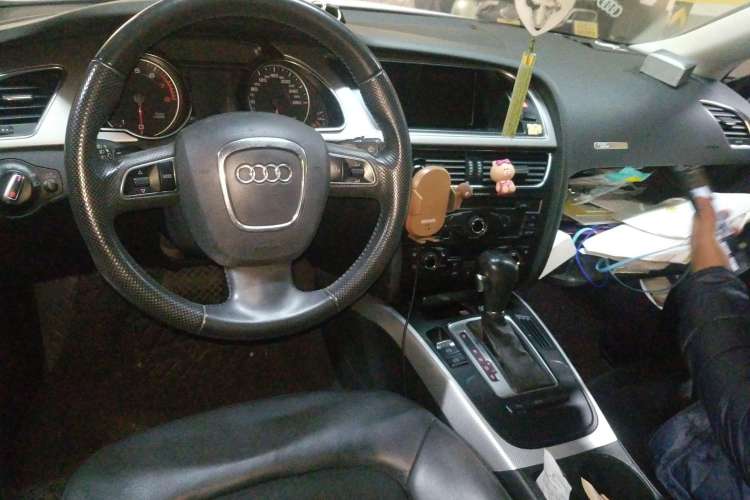 Used Audi A5 2010 2.0TFSI Coupe Center Console