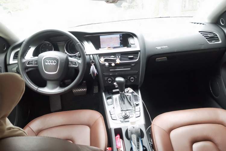 Used Audi A5 2010 2.0TFSI Sportback Comfort Model Center Console