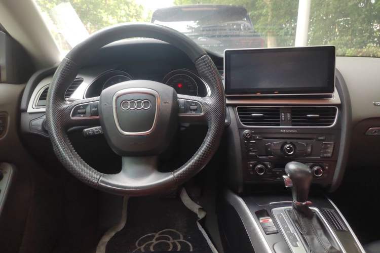 Used Audi A5 2010 2.0TFSI Sportback Comfort Model Center Console
