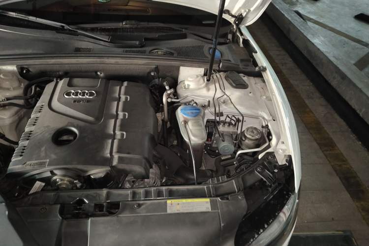 Used Audi A5 2010 2.0TFSI Coupe Engine Bay Left