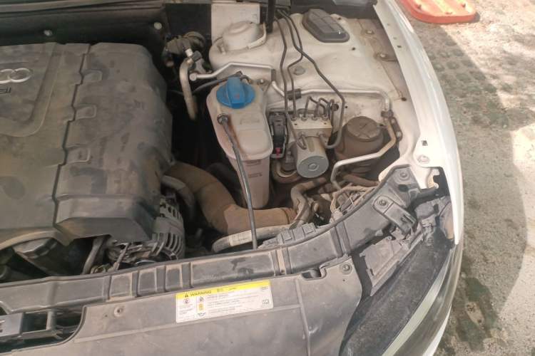 Used Audi A5 2010 2.0TFSI Cabriolet Engine Bay Left