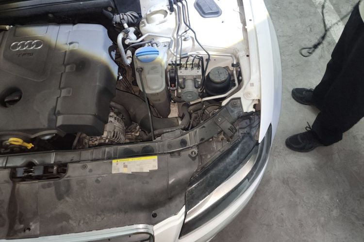 Used Audi A5 2010 2.0TFSI Coupe Engine Bay Left
