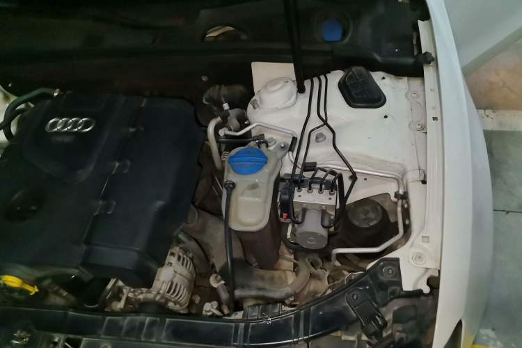 Used Audi A5 2010 2.0TFSI Cabriolet Engine Bay Left