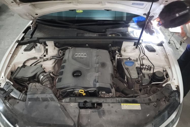 Used Audi A5 2010 2.0TFSI Coupe Engine Bay