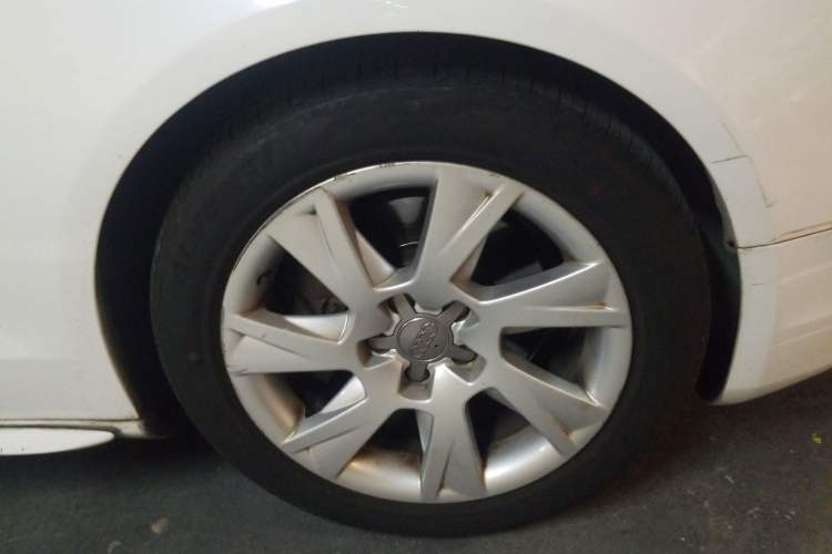 Used Audi A5 2010 2.0TFSI Coupe Right Front Wheel Hub