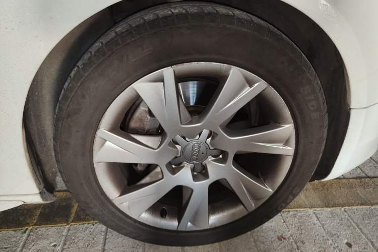 Used Audi A5 2010 2.0TFSI Coupe Right Front Wheel Hub