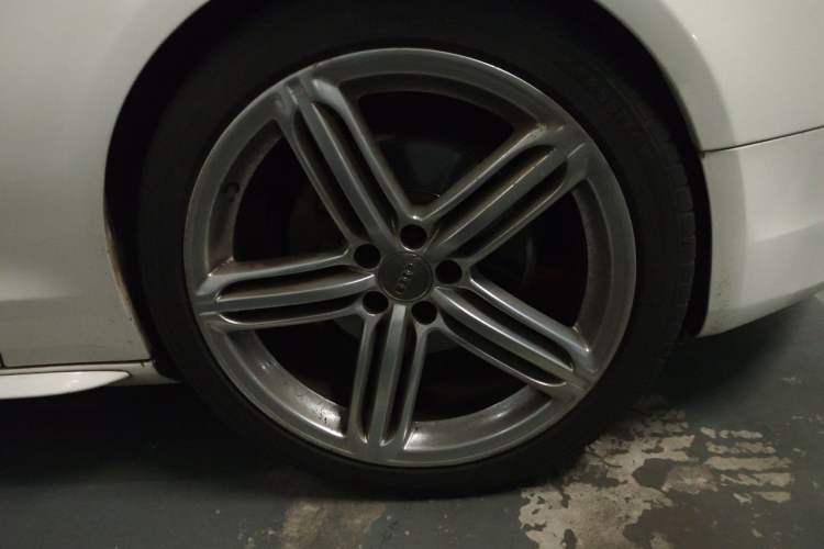 Used Audi A5 2010 2.0TFSI Coupe Right Front Wheel Hub
