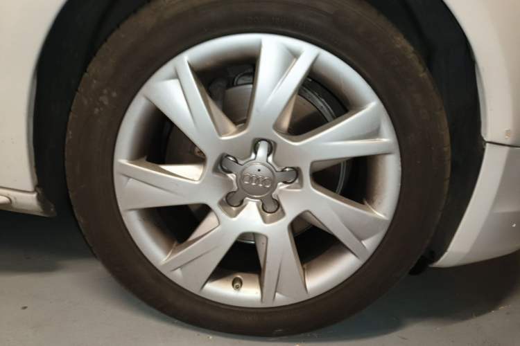 Used Audi A5 2010 2.0TFSI Coupe Style Edition Right Front Wheel Hub