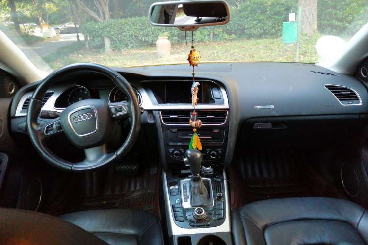Used Audi A5 2010 2.0TFSI Sportback Technology Model Center Console