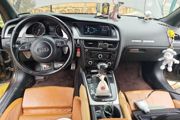 Used Audi A5 2012 2.0TFSI Cabriolet Center Console