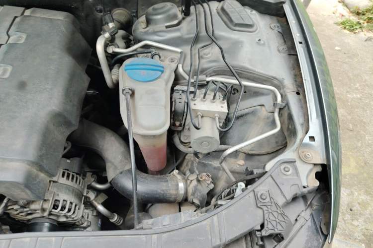 Used Audi A5 2012 2.0TFSI Cabriolet Engine Bay Left
