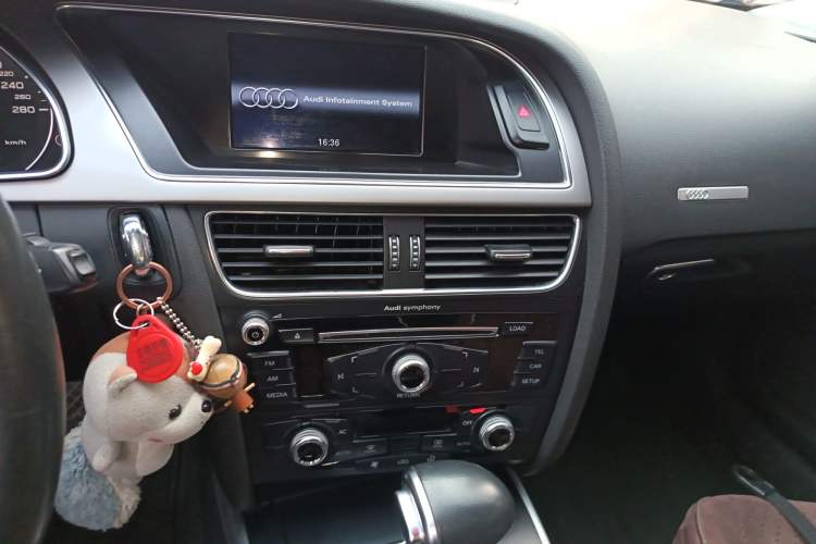 Used Audi A5 2012 2.0TFSI Coupe Audio And AC Panel