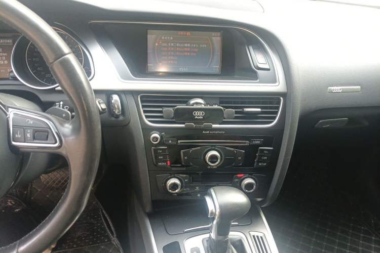 Used Audi A5 2012 2.0TFSI Coupe Audio And AC Panel