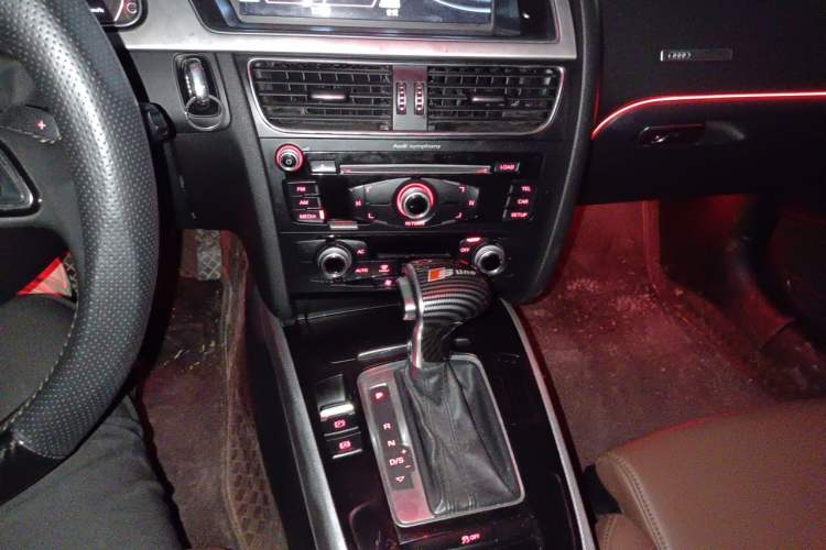 Used Audi A5 2012 2.0TFSI Coupe Audio And AC Panel