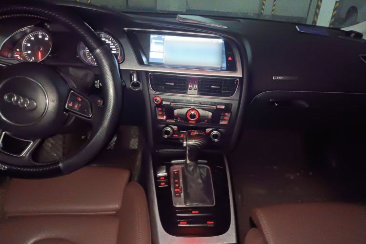 Used Audi A5 2012 2.0TFSI Coupe Center Console