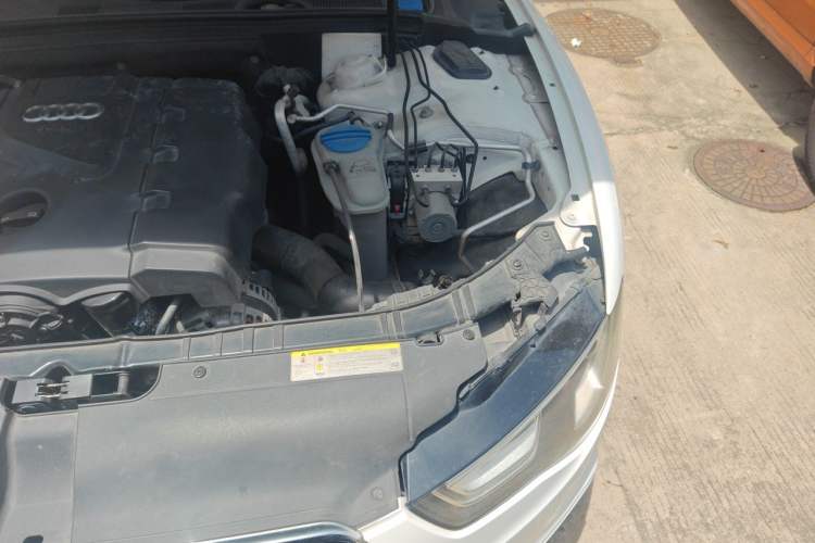 Used Audi A5 2012 2.0TFSI Coupe quattro Engine Bay Left