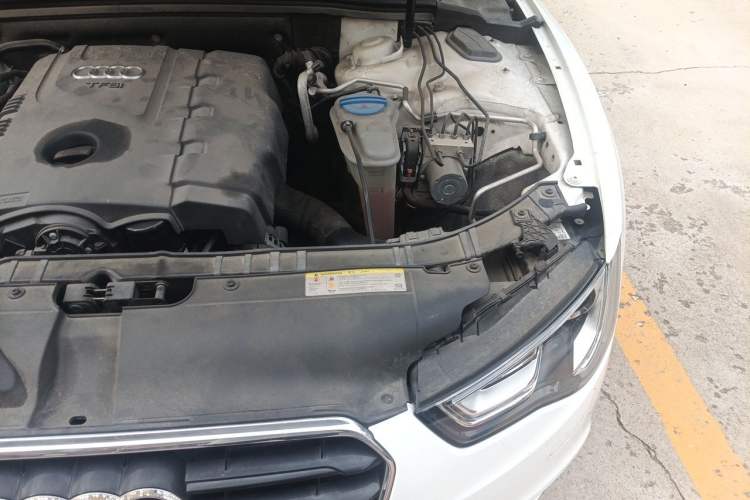 Used Audi A5 2012 2.0TFSI Coupe Engine Bay Left