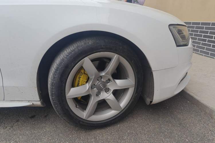 Used Audi A5 2012 2.0TFSI Cabriolet Right Front Wheel Hub