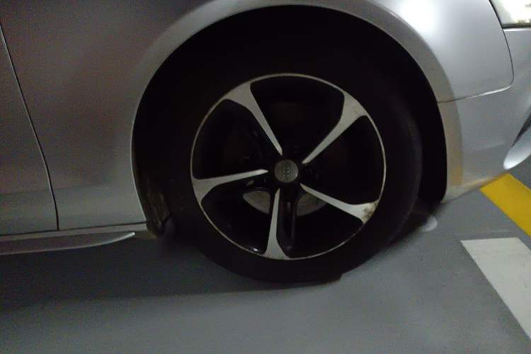 Used Audi A5 2012 2.0TFSI Coupe Right Front Wheel Hub