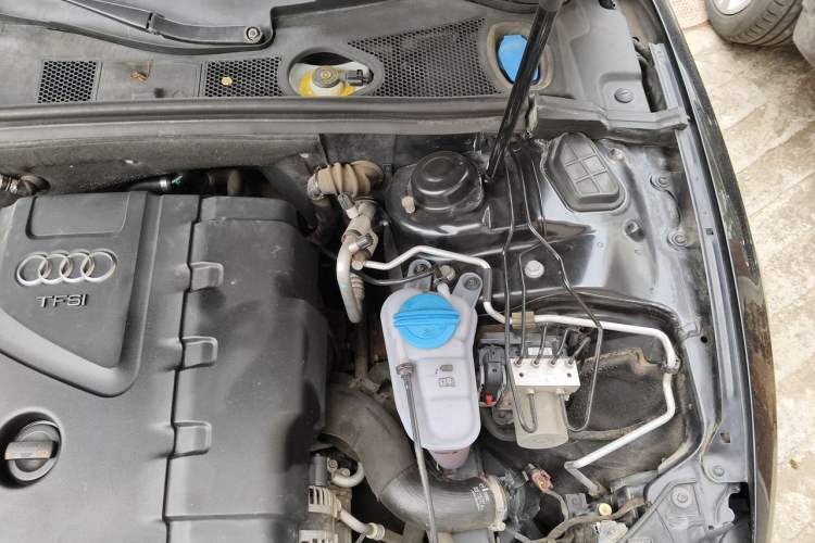 Used Audi A5 2013 Sportback 40 TFSI Engine Bay Left