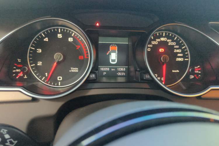 Used Audi A5 2013 Sportback 40 TFSI Odometer Close Up