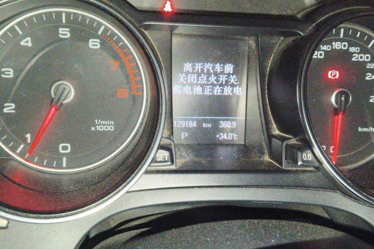 Used Audi A5 2013 Cabriolet 40 TFSI quattro Odometer Close Up