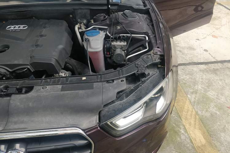 Used Audi A5 2013 Sportback 40 TFSI Engine Bay Left