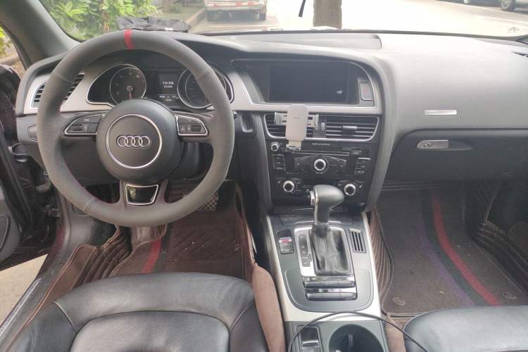 Used Audi A5 2013 Cabriolet 40 TFSI Center Console