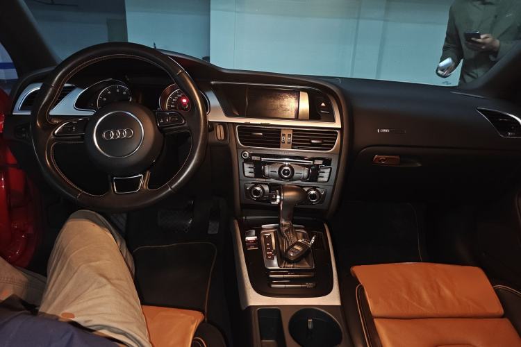 Used Audi A5 2013 Coupe 40 TFSI Center Console