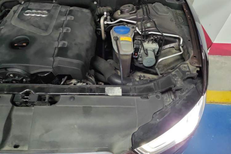 Used Audi A5 2013 Coupe 40 TFSI Engine Bay Left