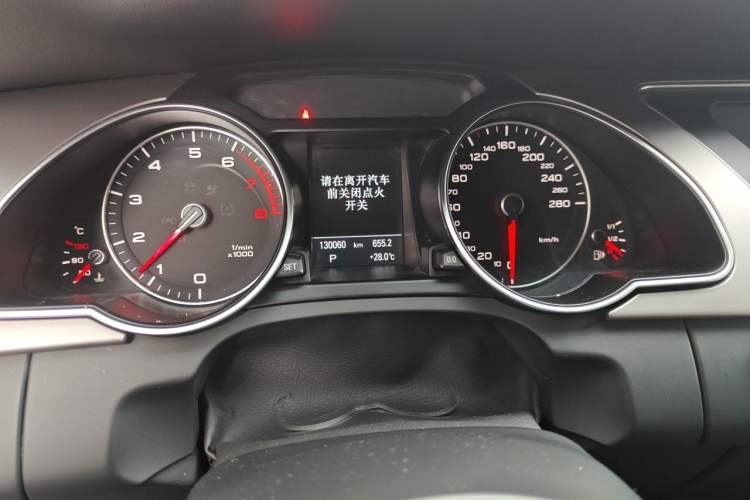 Used Audi A5 2013 Cabriolet 40 TFSI Odometer Close Up