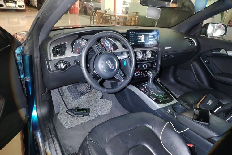 Used Audi A5 2013 Cabriolet 40 TFSI Center Console