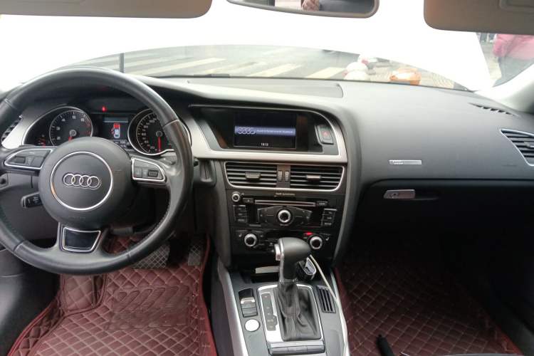 Used Audi A5 2013 Sportback 40 TFSI Center Console