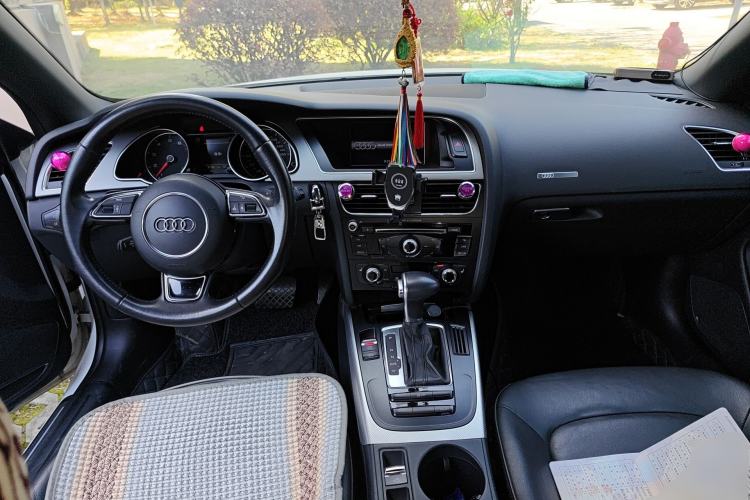 Used Audi A5 2013 Cabriolet 40 TFSI Center Console