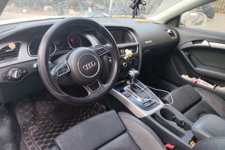 Used Audi A5 2013 Coupe 40 TFSI Center Console