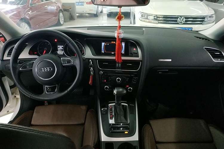 Used Audi A5 2013 Coupe 40 TFSI Center Console