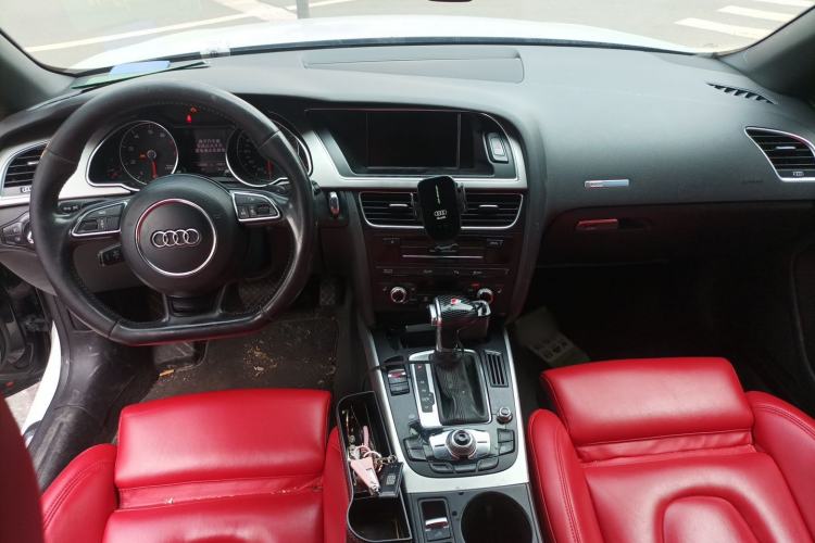 Used Audi A5 2013 Cabriolet 40 TFSI Center Console
