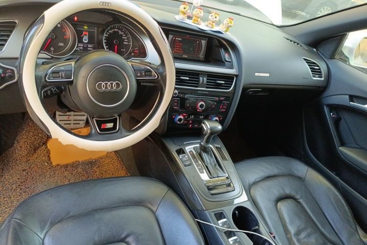 Used Audi A5 2013 Cabriolet 40 TFSI Center Console